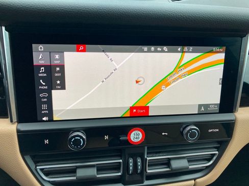 Used 2025 Porsche Macan image 24