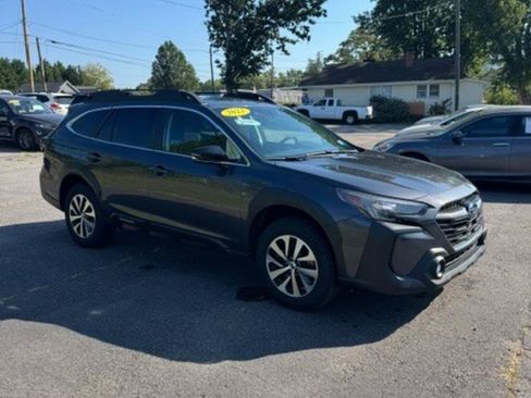 Used 2023 Subaru Outback Premium AWD/4WD image 3