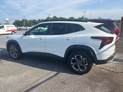 Used 2025 Chevrolet Trax LT FWD image 12