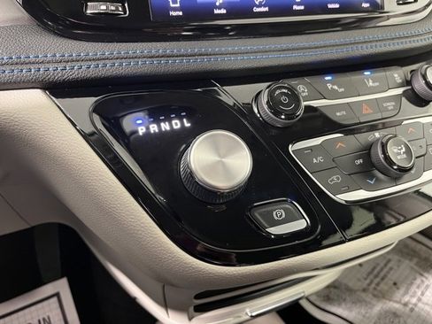Used 2021 Chrysler Pacifica Touring-L image 31