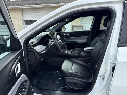 Used 2024 Jeep Compass Latitude image 13