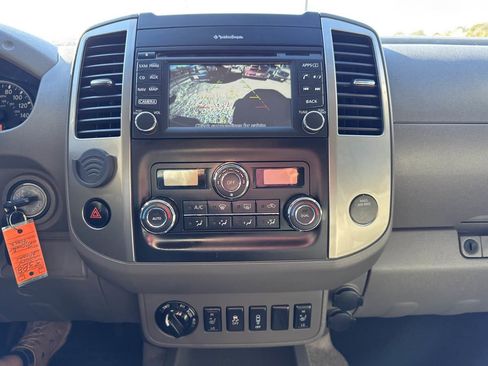 Used 2014 Nissan Frontier SL image 5