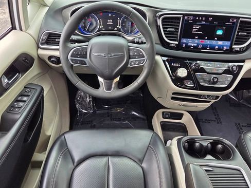 Used 2023 Chrysler Pacifica Touring-L FWD image 12
