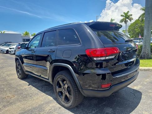 Used 2018 Jeep Grand Cherokee Laredo AWD/4WD image 4