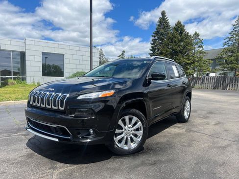 Used 2018 Jeep Cherokee Overland w/ Technology Group AWD/4WD image 2