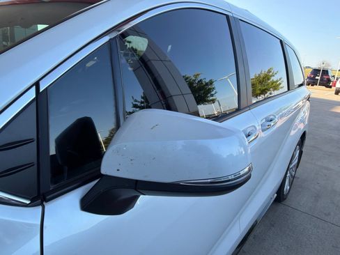 Used 2024 Toyota Sienna Platinum FWD image 4