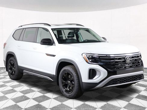 Used 2025 Volkswagen Atlas Peak Edition SE image 17