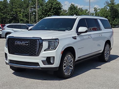 Used 2023 GMC Yukon XL Denali Ultimate AWD/4WD image 2