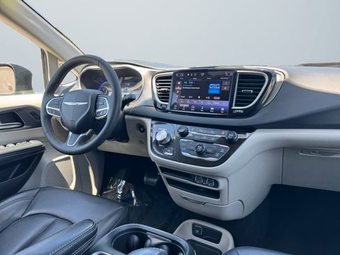 Used 2023 Chrysler Pacifica Touring-L FWD image 14