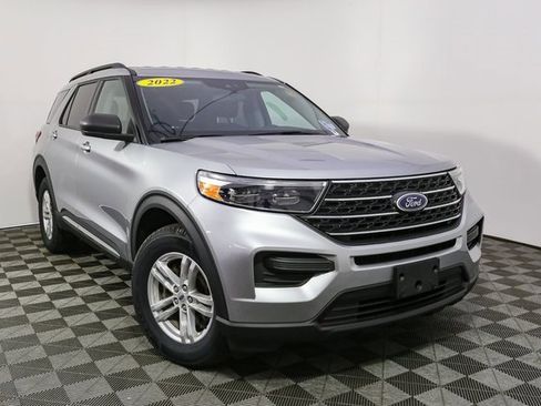 Used 2022 Ford Explorer XLT image 3