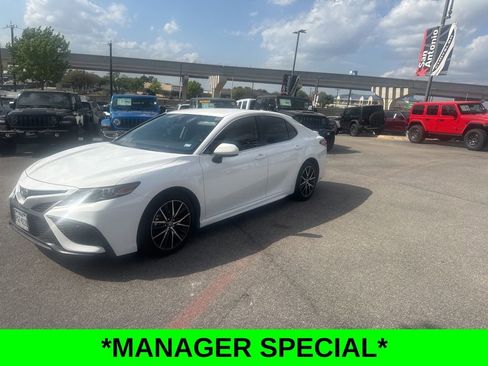 Used 2021 Toyota Camry SE image 2