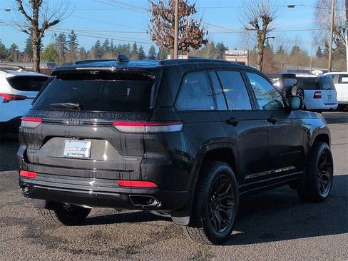 Used 2024 Jeep Grand Cherokee Summit image 5