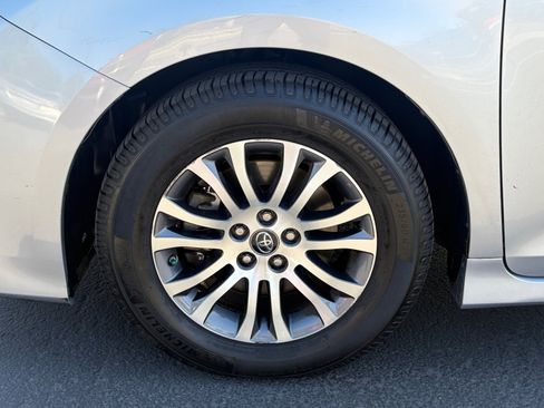 Used 2018 Toyota Sienna XLE FWD image 31