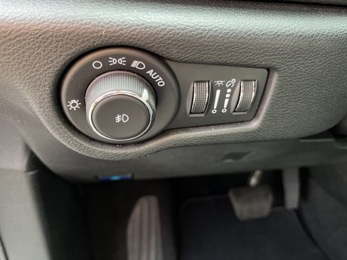 Used 2025 Chrysler Pacifica Select FWD image 17