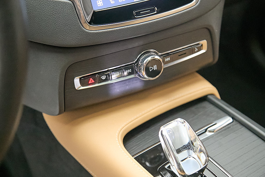 Certified 2023 Volvo XC90 B6 Ultimate w/ Protection Package Premier AWD/4WD image 17