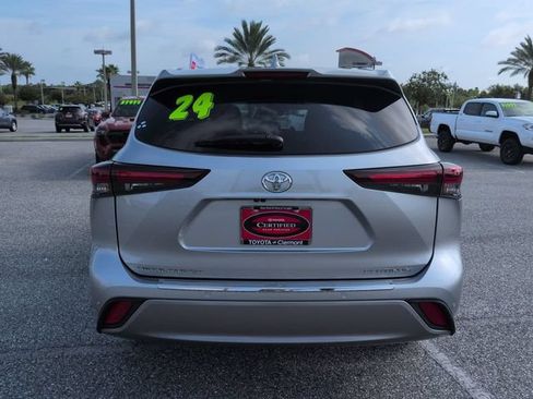 Certified 2024 Toyota Highlander Platinum FWD image 5