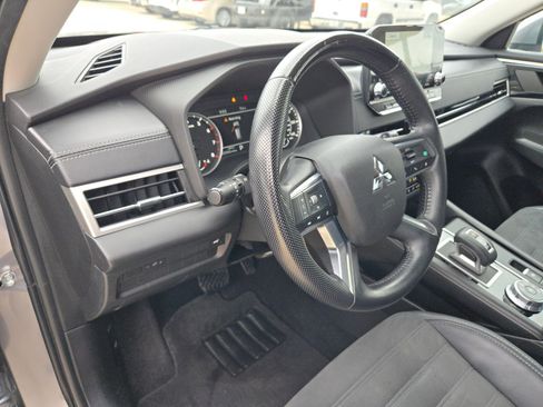 Used 2022 Mitsubishi Outlander SE image 10