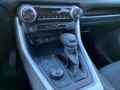 Used 2025 Toyota RAV4 LE image 40