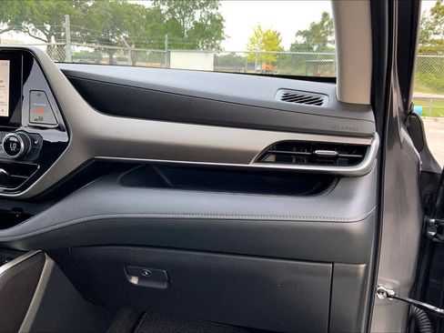 Used 2023 Toyota Highlander XLE FWD image 18