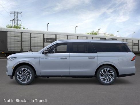 New 2026 Lincoln Navigator L Reserve image 3