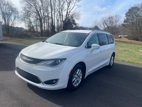 Used 2020 Chrysler Pacifica Touring-L image 1