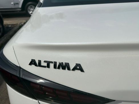 Used 2020 Nissan Altima 2.5 SR w/ Premium Package FWD image 11