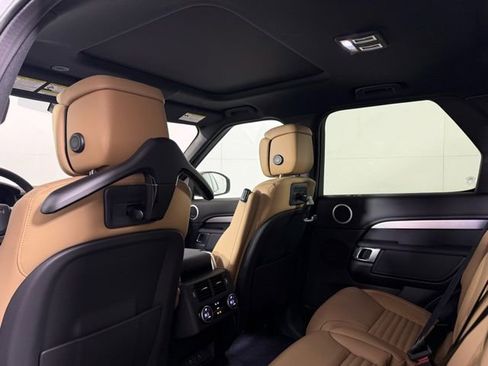 New 2026 Land Rover Discovery Dynamic SE image 19