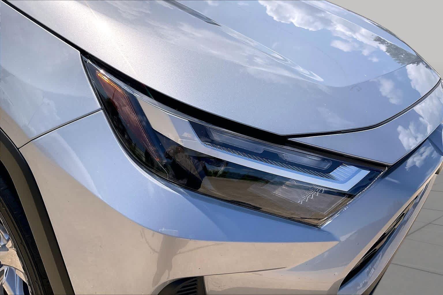 Used 2025 Toyota RAV4 XLE FWD image 24