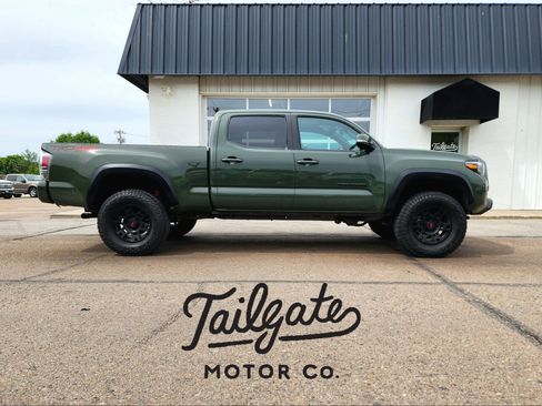 Used 2022 Toyota Tacoma TRD Off-Road w/ TRD Premium Off Road Package AWD/4WD image 1