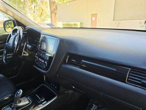Used 2018 Mitsubishi Outlander SEL image 28