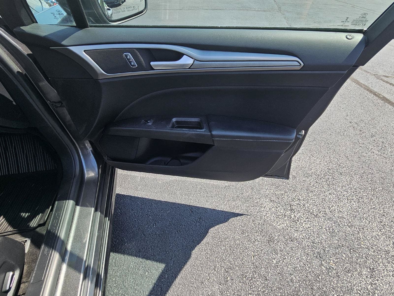 Used 2018 Ford Fusion SE w/ Fusion SE Technology Package FWD image 30