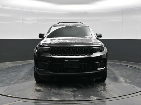 Used 2024 Jeep Grand Cherokee Altitude image 3