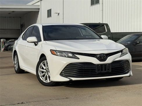 Used 2019 Toyota Camry LE image 2