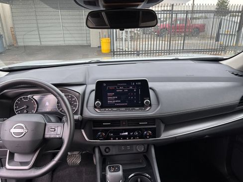 Used 2025 Nissan Rogue SV FWD image 16
