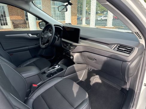 Used 2025 Ford Escape SE image 48