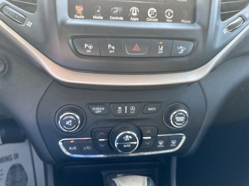 Used 2018 Jeep Cherokee Limited w/ Technology Group FWD image 19