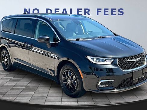 Used 2023 Chrysler Pacifica Touring-L FWD image 3
