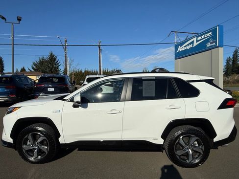 Used 2022 Toyota RAV4 SE w/ Weather & Moonroof Package image 2