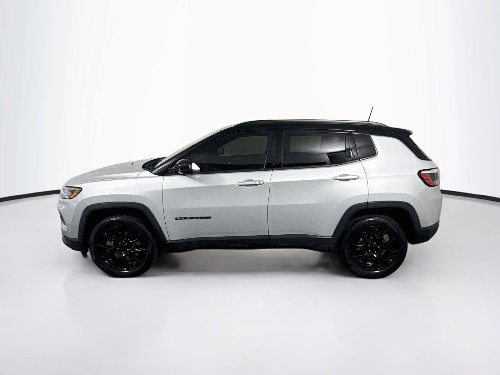 Used 2024 Jeep Compass Latitude w/ Convenience Group AWD/4WD image 2