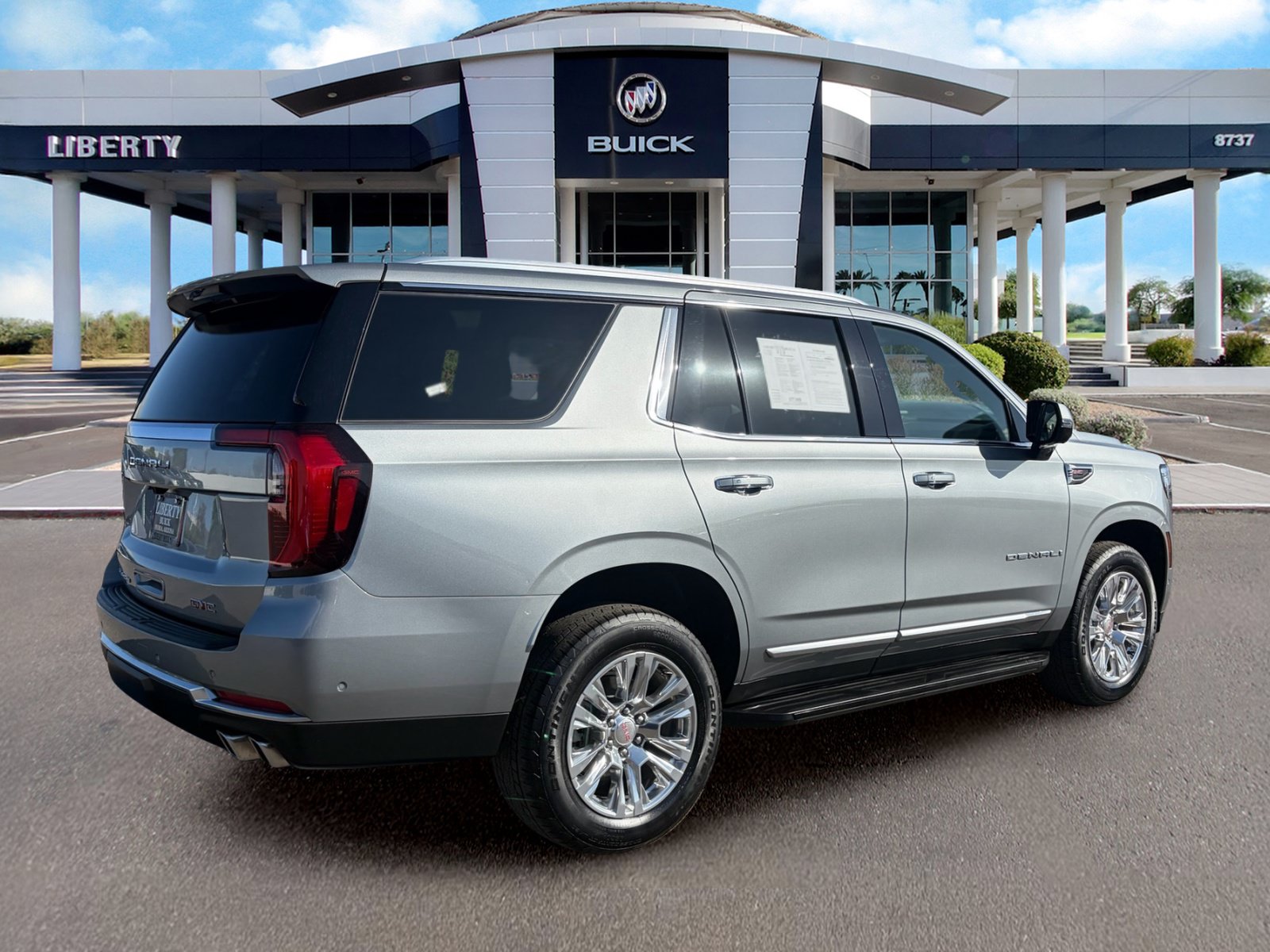 Used 2025 GMC Yukon Denali RWD image 4