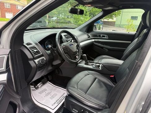 Used 2017 Ford Explorer XLT w/ Equipment Group 202A AWD/4WD image 16