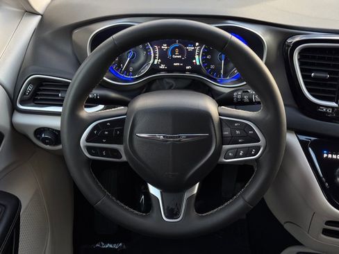 Used 2024 Chrysler Pacifica Touring-L image 21