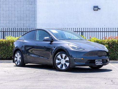 Used 2024 Tesla Model Y Long Range AWD/4WD image 14