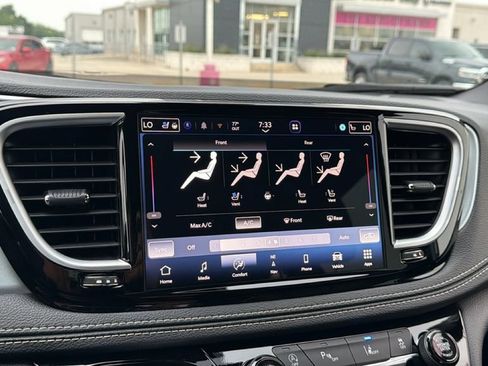Used 2026 Chrysler Pacifica Limited FWD image 20