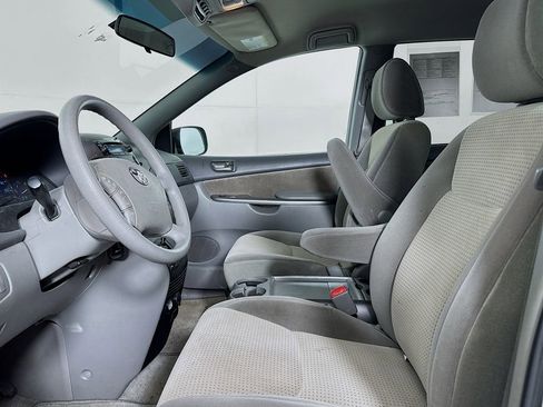 Used 2010 Toyota Sienna CE FWD image 8