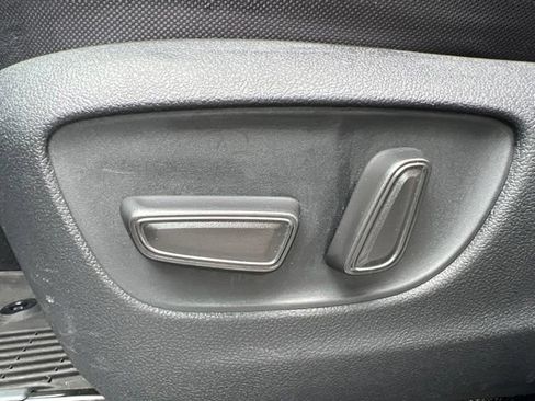 Used 2021 Toyota Highlander LE AWD/4WD image 28