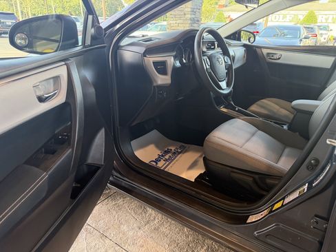 Used 2016 Toyota Corolla LE FWD image 3
