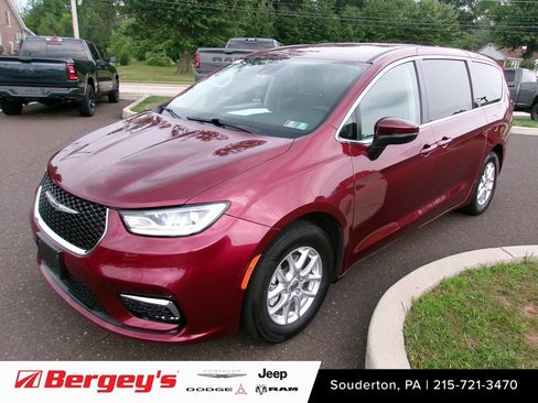 Used 2023 Chrysler Pacifica Touring-L FWD image 1
