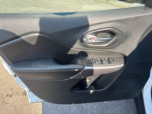 Used 2019 Jeep Cherokee Latitude Plus AWD/4WD image 14
