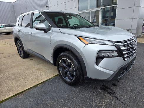 Used 2025 Nissan Rogue SV image 1